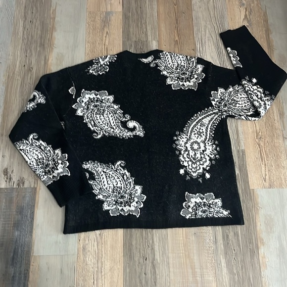 Forever 21 Men’s Black and White Sweater Paisley Print Size Medium Long Sleeve - Picture 8 of 8